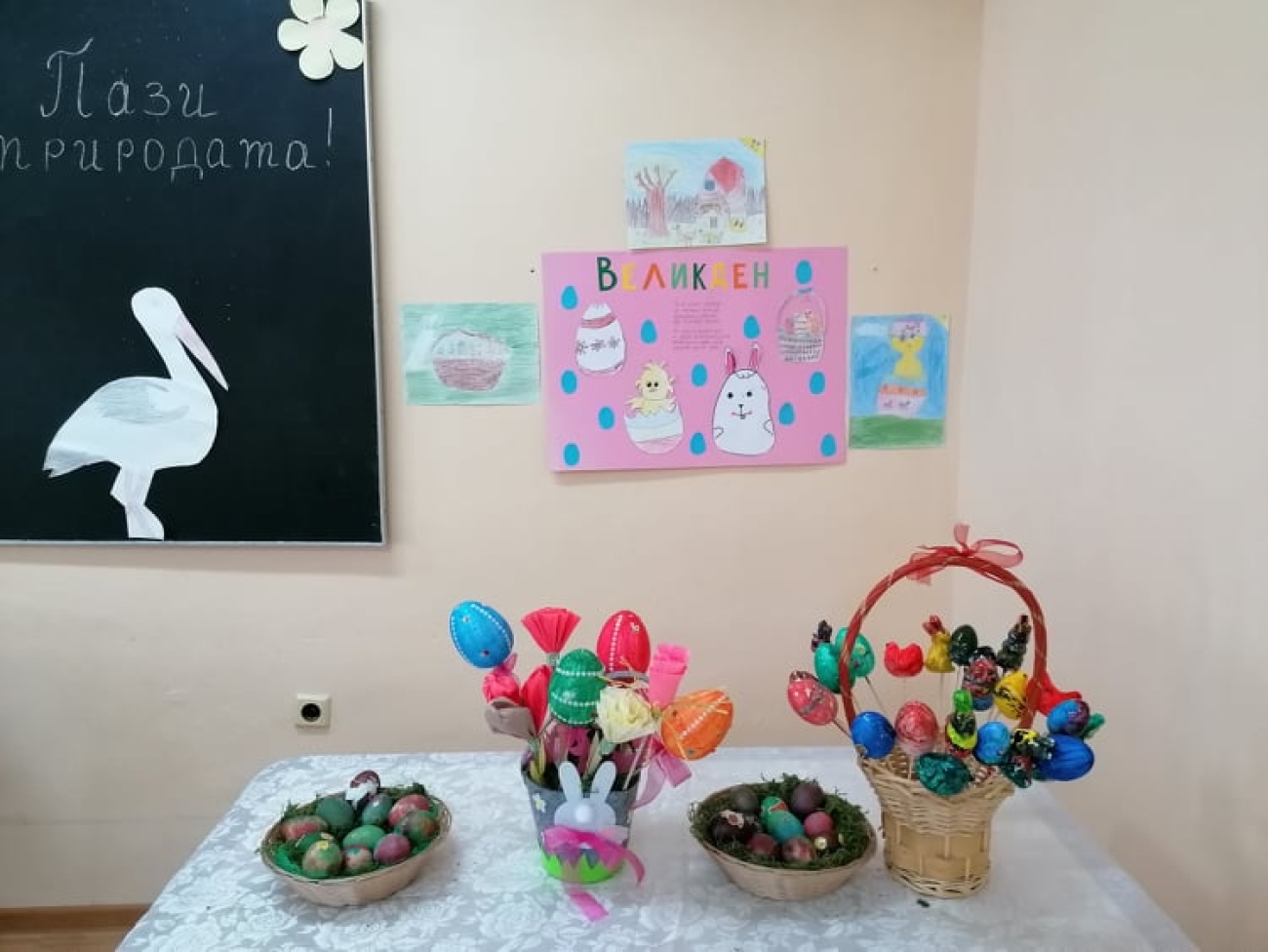 Боядисване на Великденски яйца
