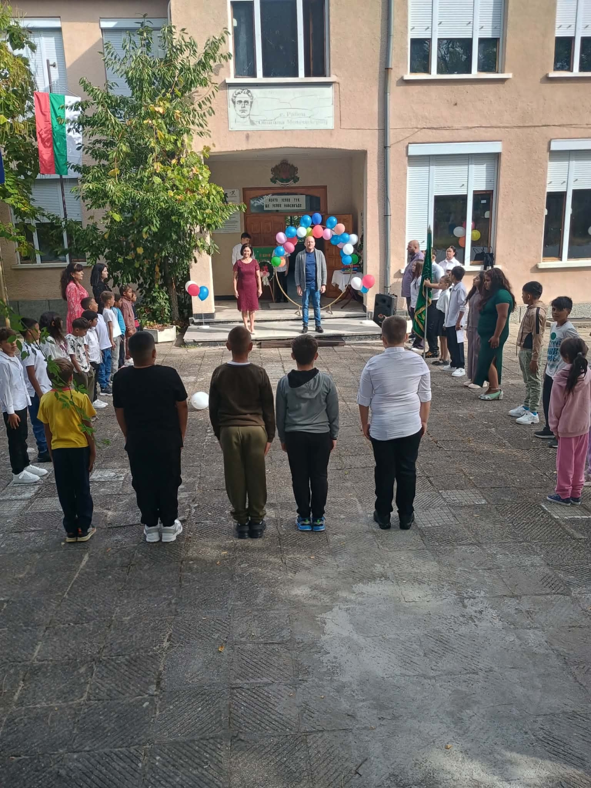 Там, където започват мечтите - първият звънец в Равен