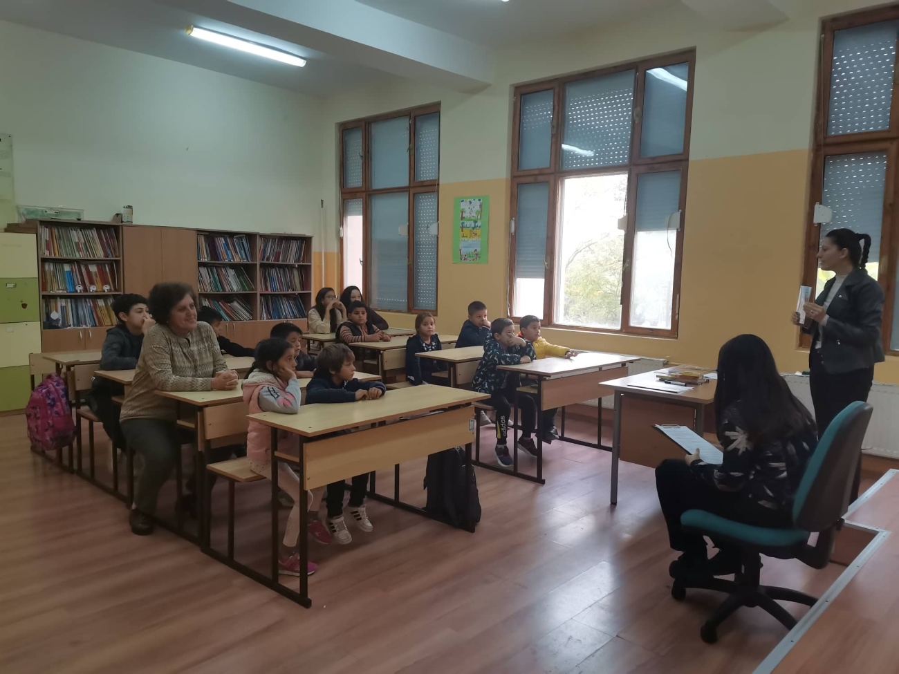 Големи четат на малки